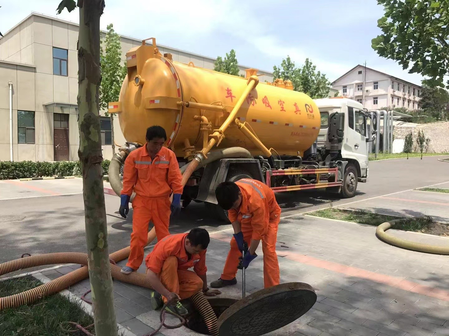 凉州管道疏通车停在窨井附近