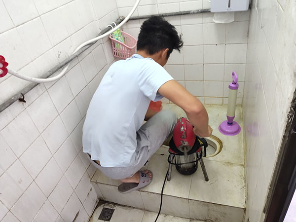 凉州管道堵塞冒臭气 专业师傅现场解决问题