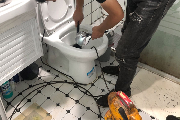凉州马桶堵塞自己疏通还是找师傅?专业上门服务让你省时更省心